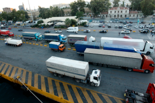 Φορτηγά στο λιμάνι του Πειραιά